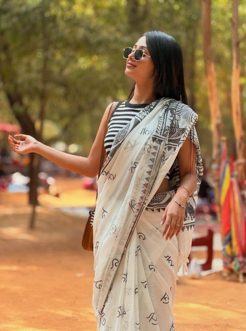 Women's Linen Kalamkari Printed Saree With Unstitched Blouse - 5.5 Mtr (White-Black) - Image 3